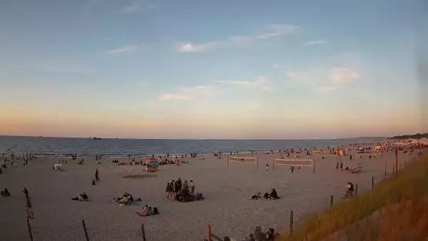 Kamera na plażę w Świnoujściu na żywo przepływające promy.