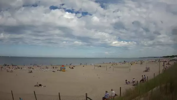 Kamera na plażę w Świnoujściu na żywo przepływające promy.