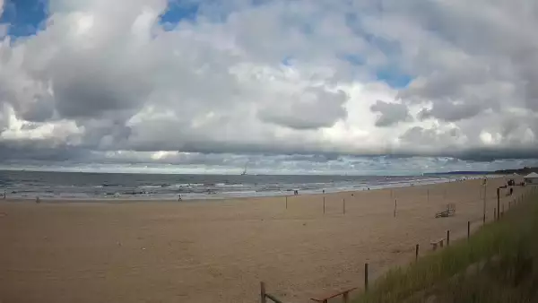 Kamera na plażę w Świnoujściu na żywo przepływające promy.
