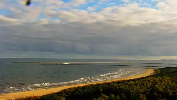 Kamery nad morzem na szeroką plażę i falochrony w Świnoujściu.