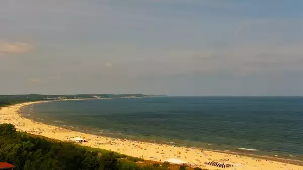 Kamery nad morzem na szeroką plażę i falochrony w Świnoujściu.