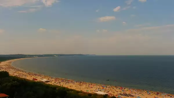 Kamery nad morzem na szeroką plażę i falochrony w Świnoujściu.