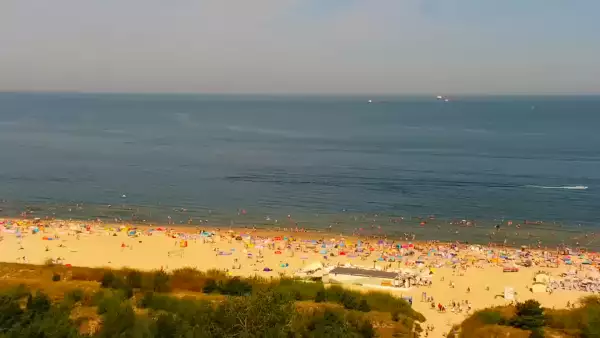 Kamery nad morzem na szeroką plażę i falochrony w Świnoujściu.