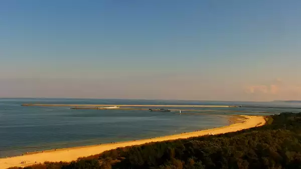 Kamery nad morzem na szeroką plażę i falochrony w Świnoujściu.