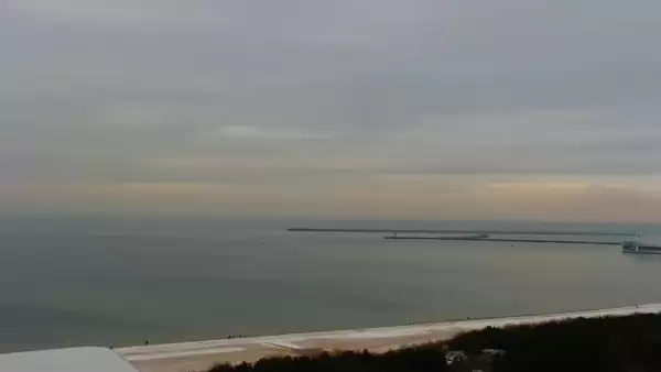 Kamery nad morzem na szeroką plażę i falochrony w Świnoujściu.