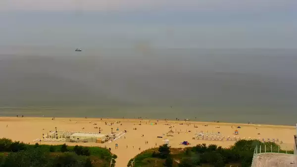 Kamery nad morzem na szeroką plażę i falochrony w Świnoujściu.