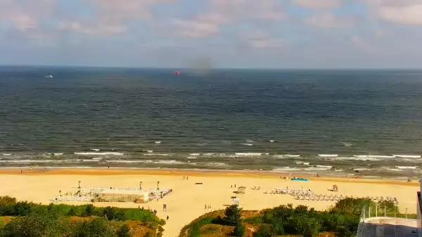 Kamery nad morzem na szeroką plażę i falochrony w Świnoujściu.