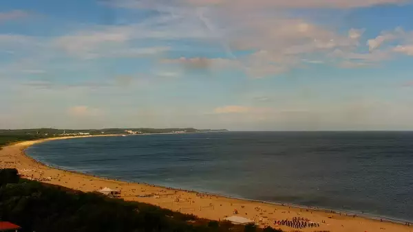Kamery nad morzem na szeroką plażę i falochrony w Świnoujściu.