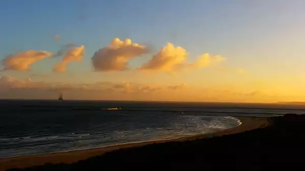 Kamery nad morzem na szeroką plażę i falochrony w Świnoujściu.