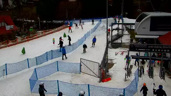 Dolna stacja kolei linowej PKL na Palenicę w Szczawnicy to główny punkt startowy dla turystów i narciarzy odwiedzających PKL Szczawnica Palenica