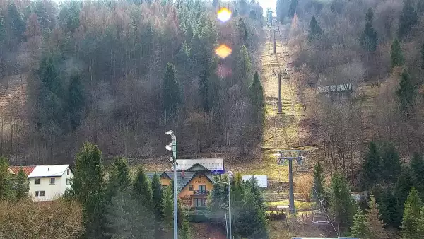 Dolna stacja kolei linowej PKL na Palenicę w Szczawnicy to główny punkt startowy dla turystów i narciarzy odwiedzających PKL Szczawnica Palenica