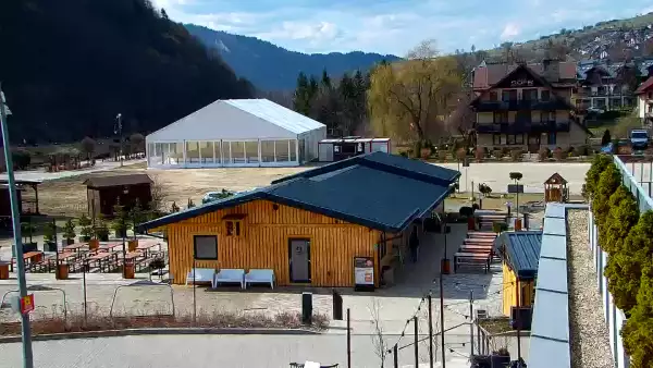 Dolna stacja kolei linowej PKL na Palenicę w Szczawnicy to główny punkt startowy dla turystów i narciarzy odwiedzających PKL Szczawnica Palenica