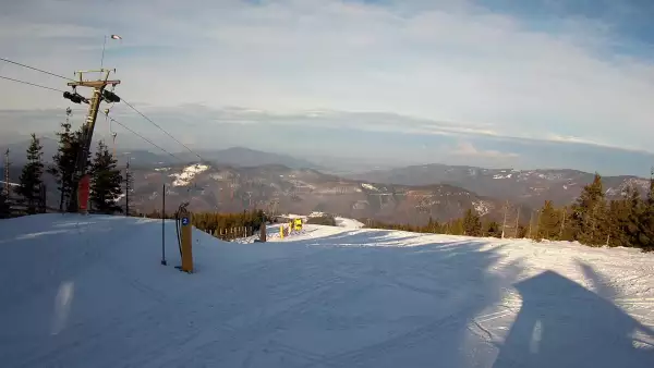 Widok z górnej stacji wyciągu orczykowego w Szczyrk Mountain Resort.