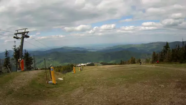 Widok z górnej stacji wyciągu orczykowego w Szczyrk Mountain Resort.