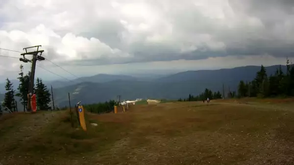 Widok z górnej stacji wyciągu orczykowego w Szczyrk Mountain Resort.