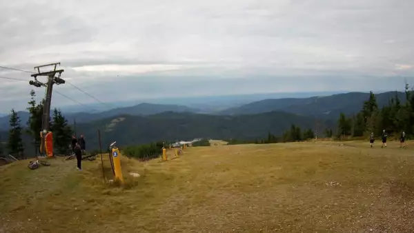 Widok z górnej stacji wyciągu orczykowego w Szczyrk Mountain Resort.