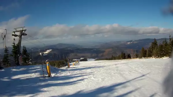 Widok z górnej stacji wyciągu orczykowego w Szczyrk Mountain Resort.