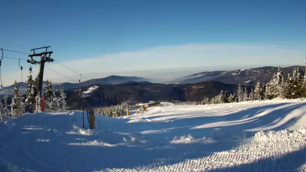 Widok z górnej stacji wyciągu orczykowego w Szczyrk Mountain Resort.