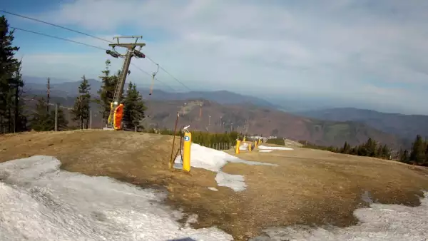 Widok z górnej stacji wyciągu orczykowego w Szczyrk Mountain Resort.