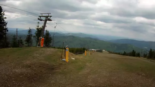 Widok z górnej stacji wyciągu orczykowego w Szczyrk Mountain Resort.