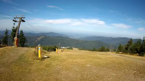 Widok z górnej stacji wyciągu orczykowego w Szczyrk Mountain Resort.