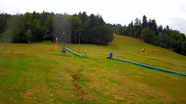 Kamera prezentuje widok na wyciąg orczykowy w Szczyrk Mountain Resort.