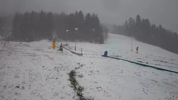 Kamera prezentuje widok na wyciąg orczykowy w Szczyrk Mountain Resort.