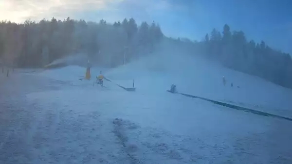 Kamera prezentuje widok na wyciąg orczykowy w Szczyrk Mountain Resort.