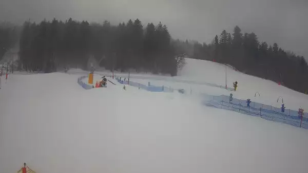 Kamera prezentuje widok na wyciąg orczykowy w Szczyrk Mountain Resort.
