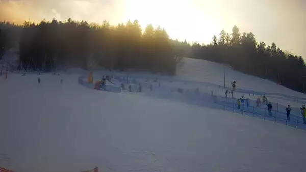 Kamera prezentuje widok na wyciąg orczykowy w Szczyrk Mountain Resort.