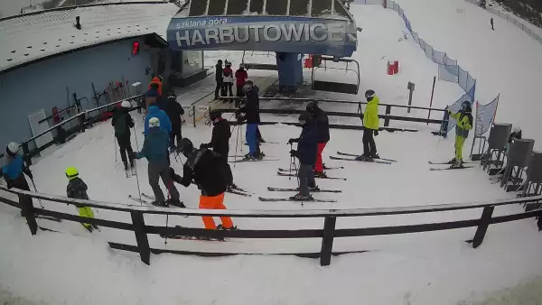 Widok na dolny odcinek trasy narciarskiej w Szklana Góra w Harbutowicach.