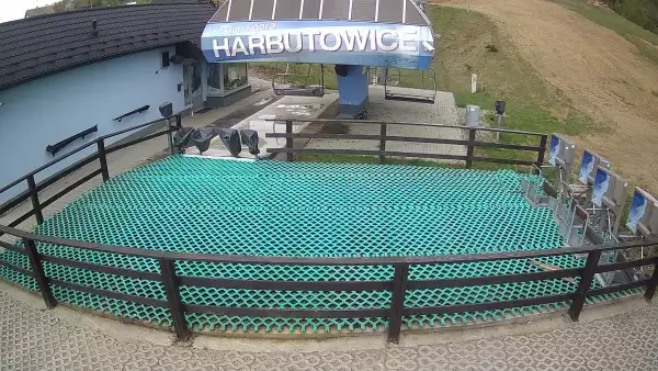 Widok na dolny odcinek trasy narciarskiej w Szklana Góra w Harbutowicach.