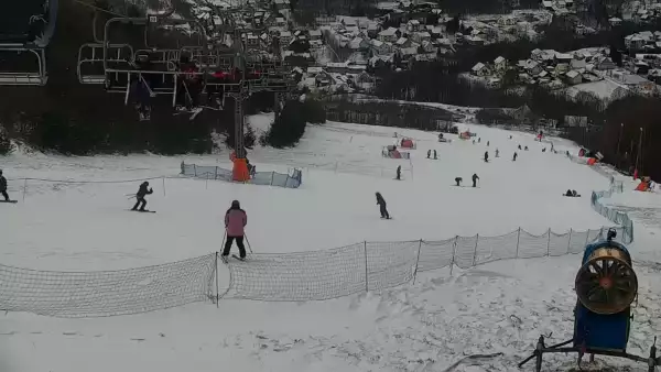 Widok na stację narciarską Szklana Góra w Harbutowicach.