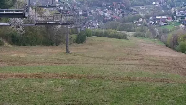 Widok na stację narciarską Szklana Góra w Harbutowicach.