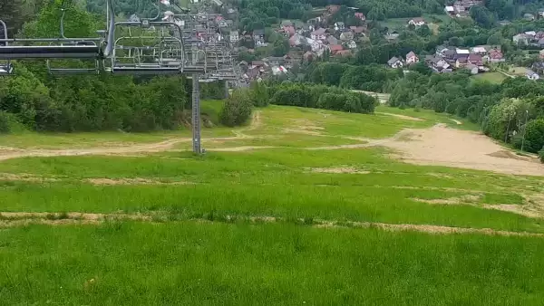Widok na stację narciarską Szklana Góra w Harbutowicach.
