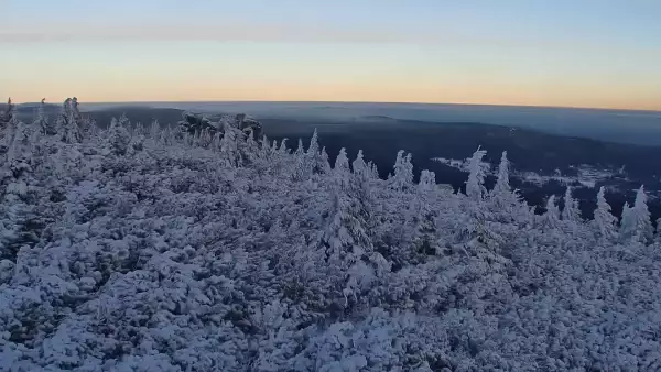 Doskonały punkt widokowy na Kotlinę Jeleniogórską oraz Góry Izerskie, a także Karkonosze czeskie.