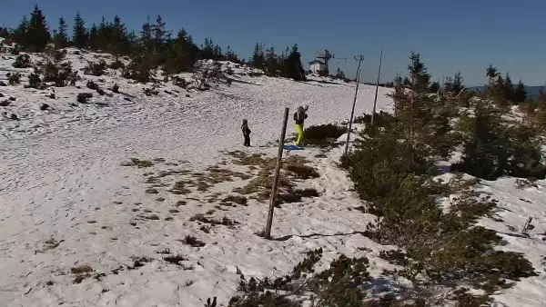 Doskonały punkt widokowy na Kotlinę Jeleniogórską oraz Góry Izerskie, a także Karkonosze czeskie.