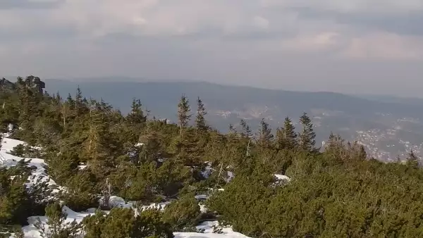 Doskonały punkt widokowy na Kotlinę Jeleniogórską oraz Góry Izerskie, a także Karkonosze czeskie.