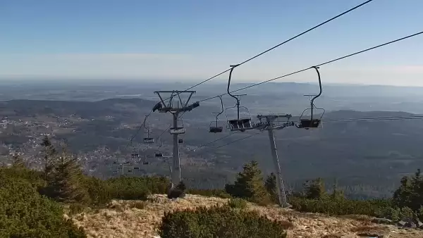 Doskonały punkt widokowy na Kotlinę Jeleniogórską oraz Góry Izerskie, a także Karkonosze czeskie.