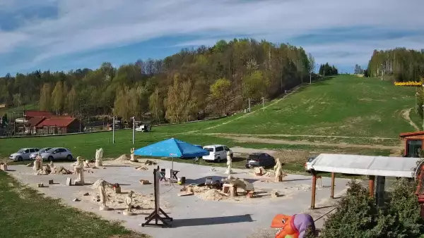 Kamera przedstawia wyciąg orczykowy na stoku narciarskim Szwajcaria Bałtowska