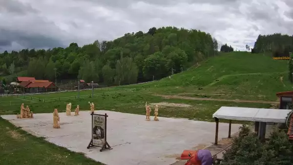 Kamera przedstawia wyciąg orczykowy na stoku narciarskim Szwajcaria Bałtowska