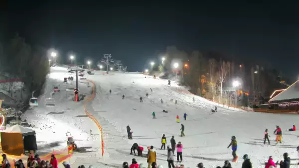 Kamera przedstawia dolną część stoku narciarskiego.