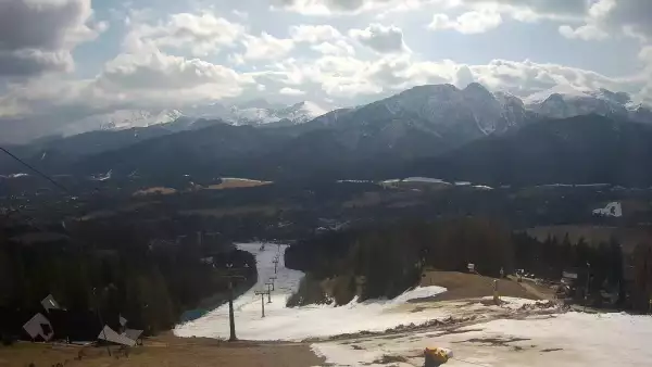 Widok z Kamery na trasy zjazdowe na Polanie Szymoszkowej w Zakopanem