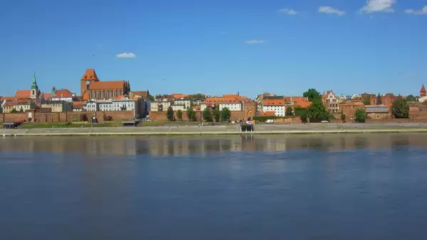 Ciekawe ujęcie na miasto Toruń z kamery zamieszczonej nad rzeką Wisłą.