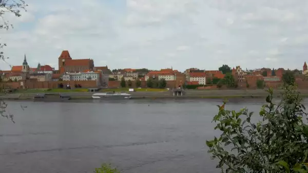 Ciekawe ujęcie na miasto Toruń z kamery zamieszczonej nad rzeką Wisłą.