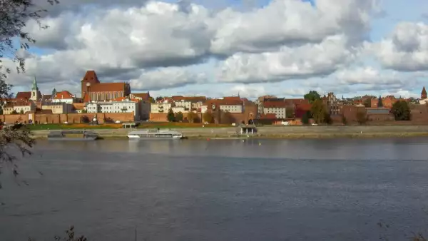 Ciekawe ujęcie na miasto Toruń z kamery zamieszczonej nad rzeką Wisłą.