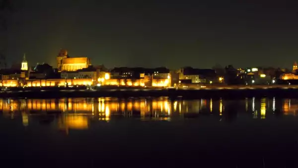 Ciekawe ujęcie na miasto Toruń z kamery zamieszczonej nad rzeką Wisłą.