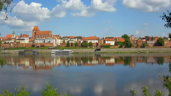Ciekawe ujęcie na miasto Toruń z kamery zamieszczonej nad rzeką Wisłą.