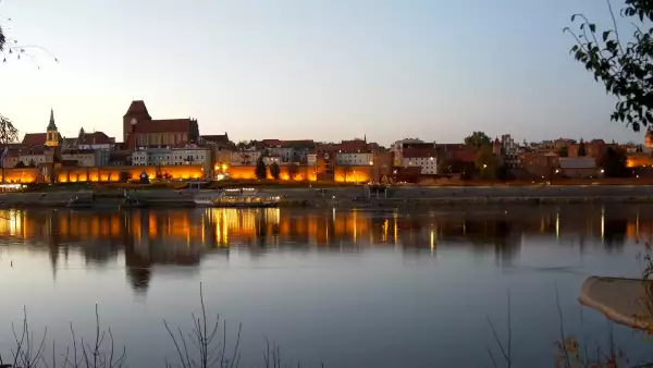 Ciekawe ujęcie na miasto Toruń z kamery zamieszczonej nad rzeką Wisłą.