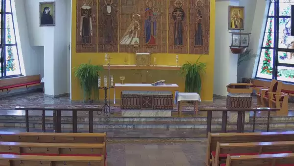 Widok na ołtarz z Kościoła Parafialnego w Roczynach.
